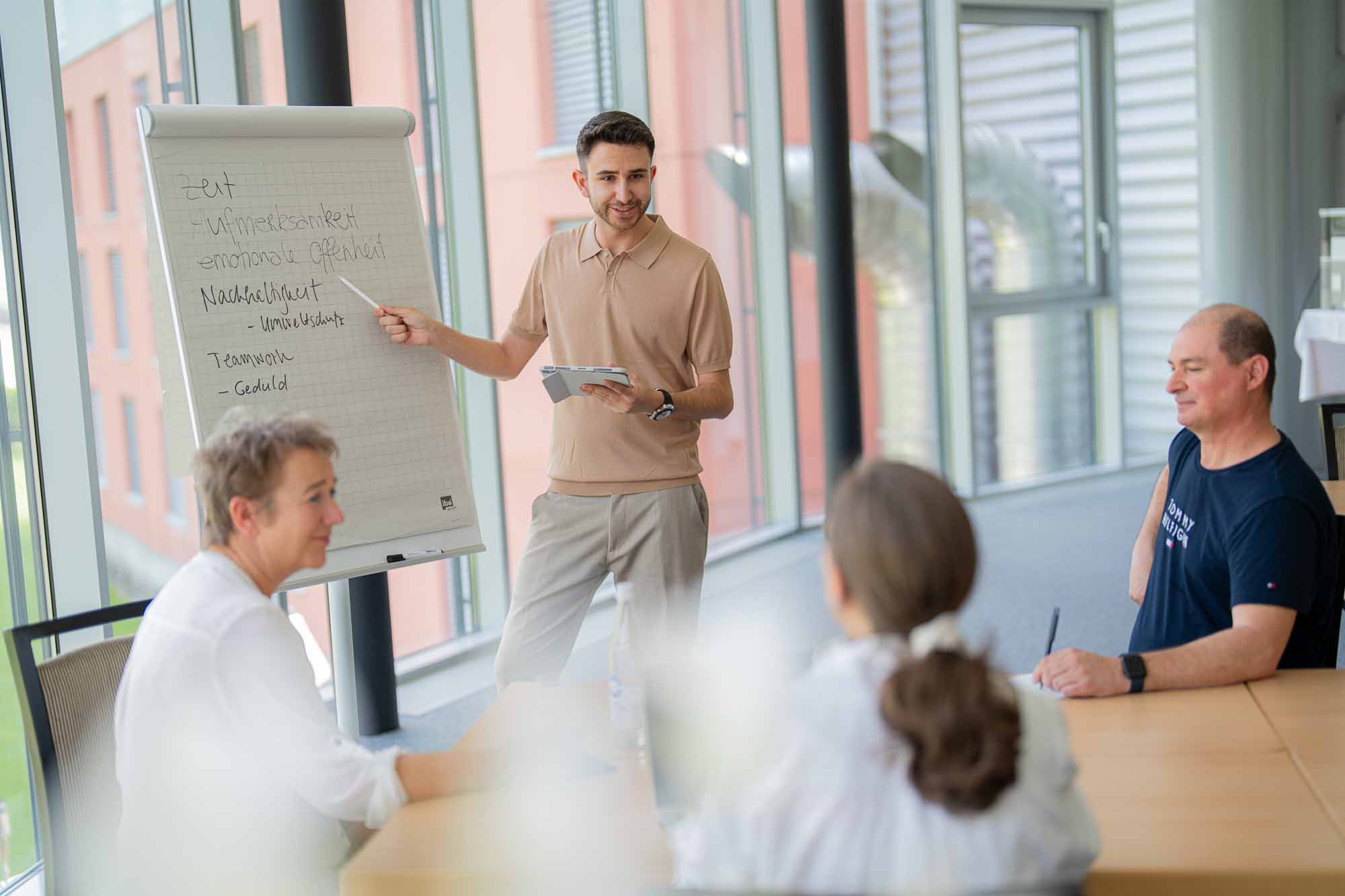 Teilnehmende besprechen Themen am Flipchart im Seminarraum im Swiss Heidi Hotel