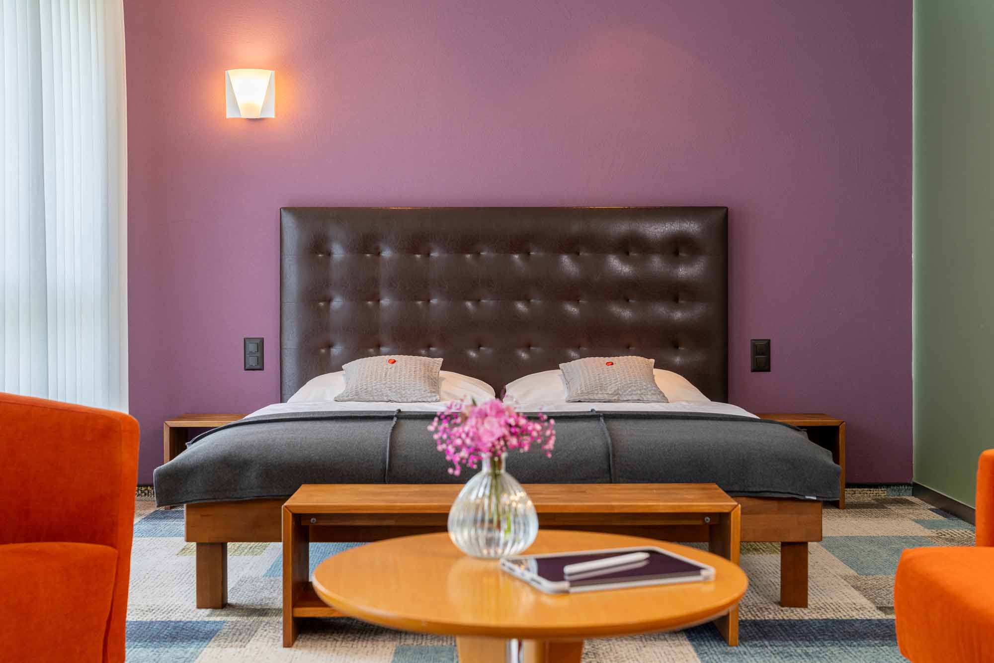 Komfortable, modern eingerichtete Suite mit Doppelbett im Swiss Heidi Hotel