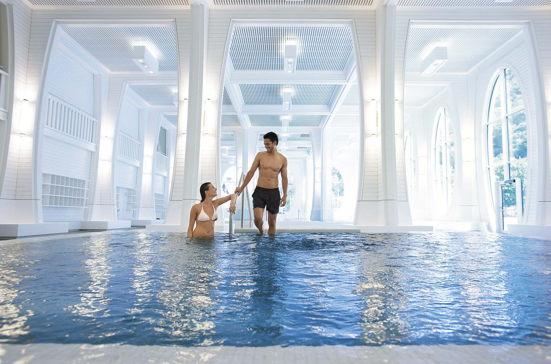 Paar geniesst pure Entspannung in der Tamina Therme in Bad Ragaz