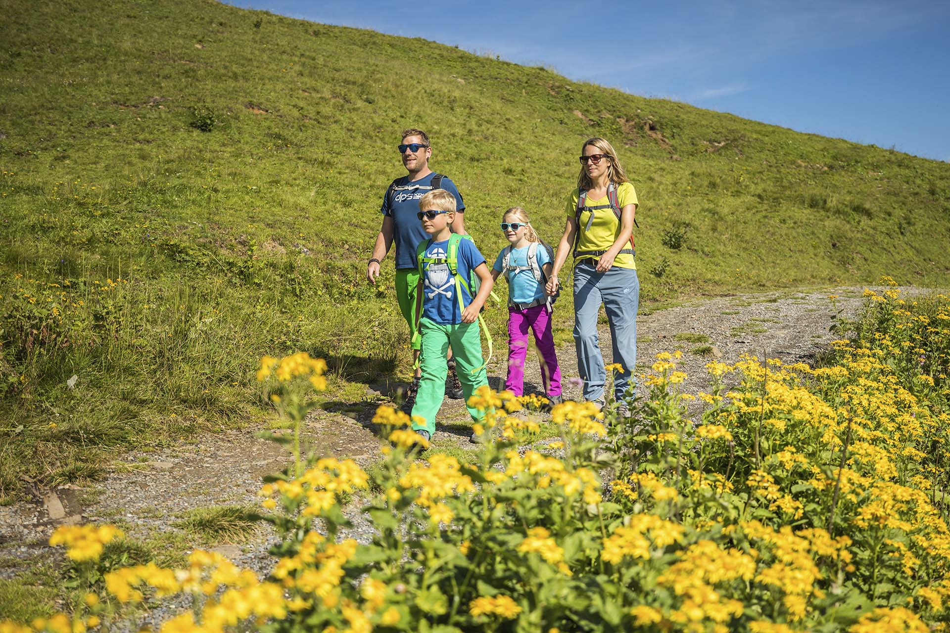 Familie wandert auf familienfreundlichen Wanderwegen in den Flumserbergen