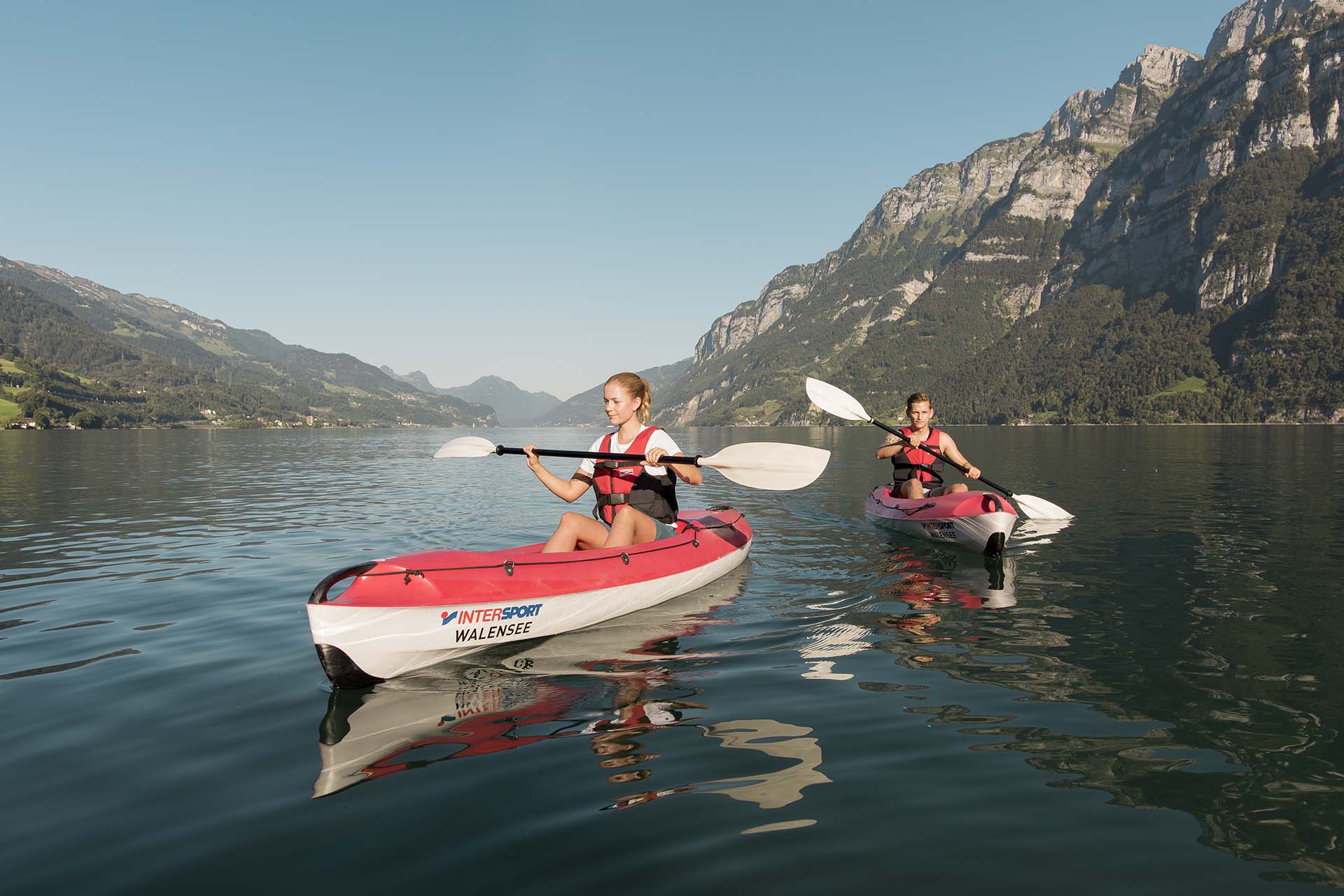 Zwei Personen paddeln mit dem Kajak auf dem Walensee