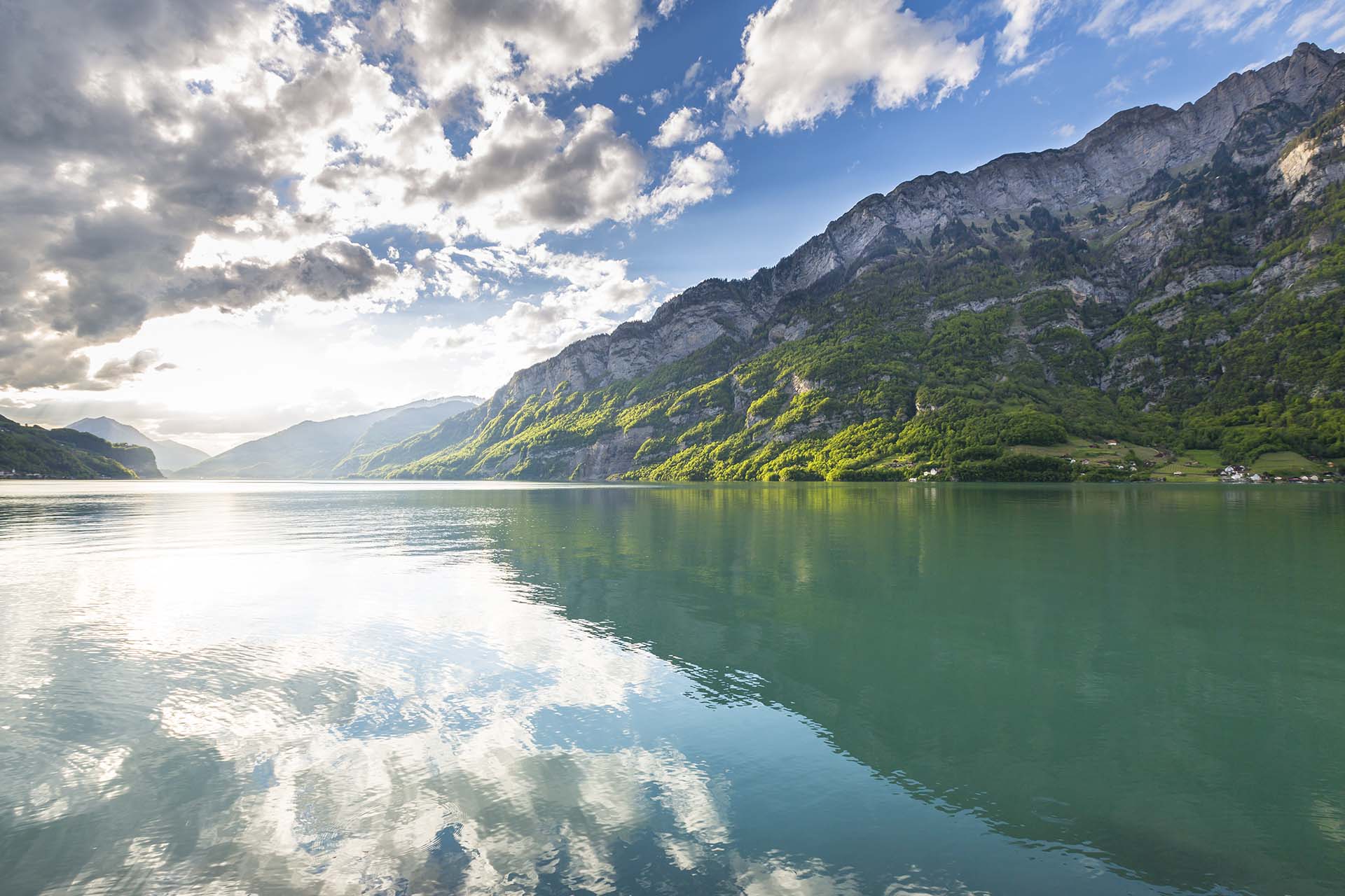 Blick auf den wunderschönen Walensee im Sommer