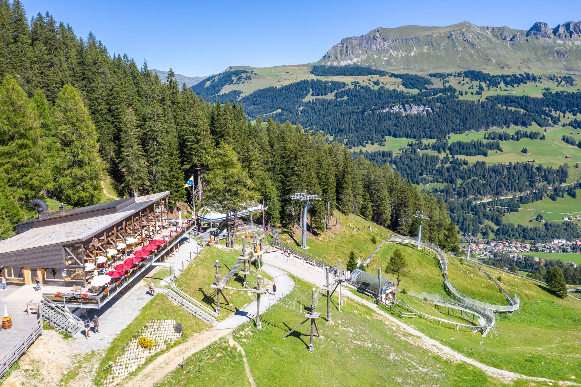 Pradaschier Erlebnisberg mit Restaurant, Rodelbahn und Seilpark  im Sommer 