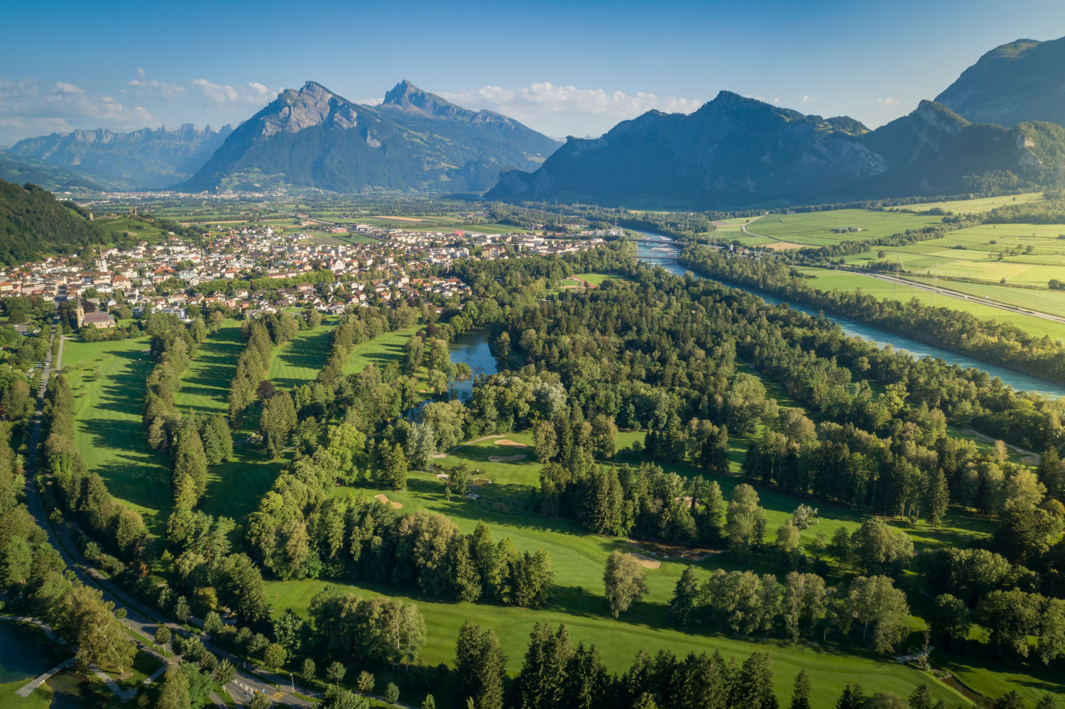 Golfplatz inmitten der beeindruckenden Bergwelt des Heidilands