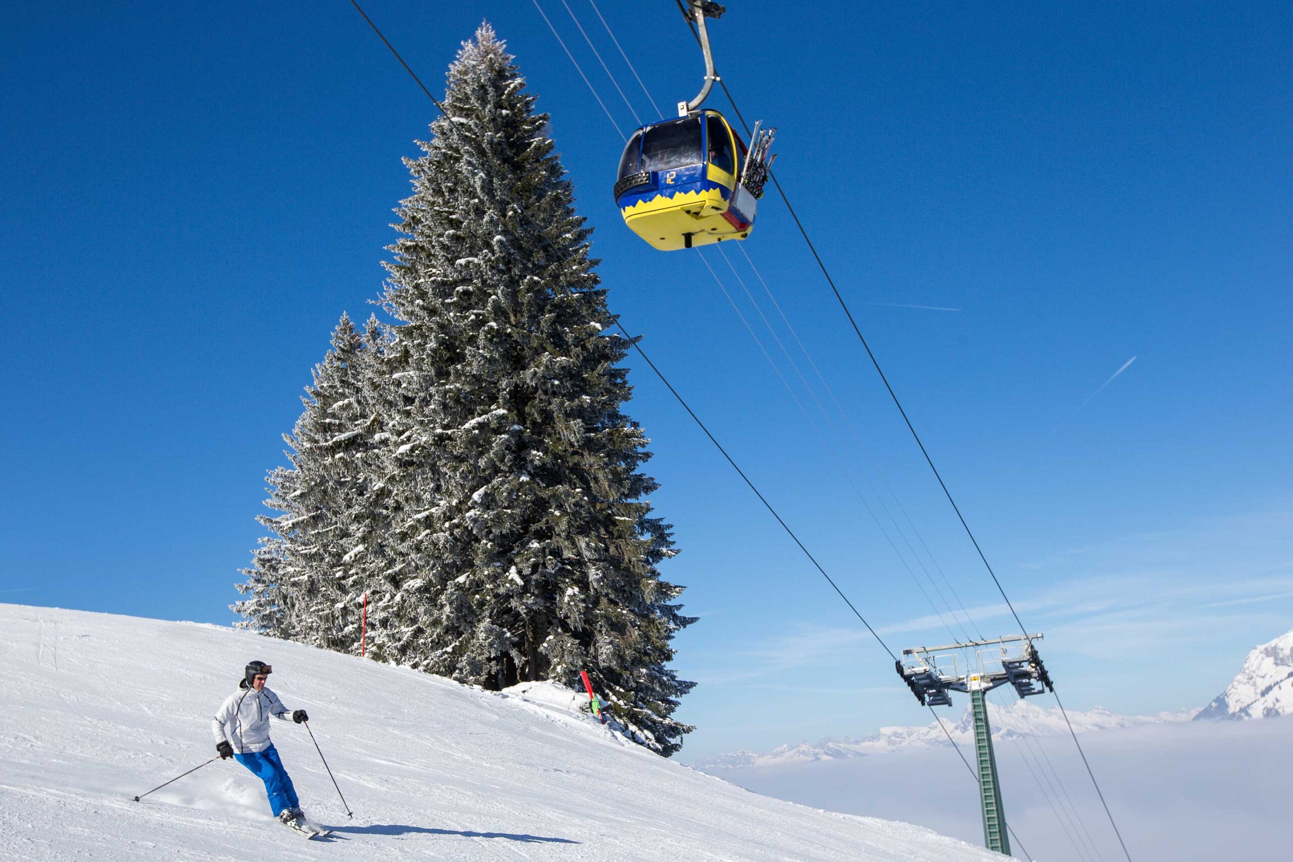 Ein Skifahrer fährt unterhalb der Gondel im Skigebiet Grüsch-Danusa