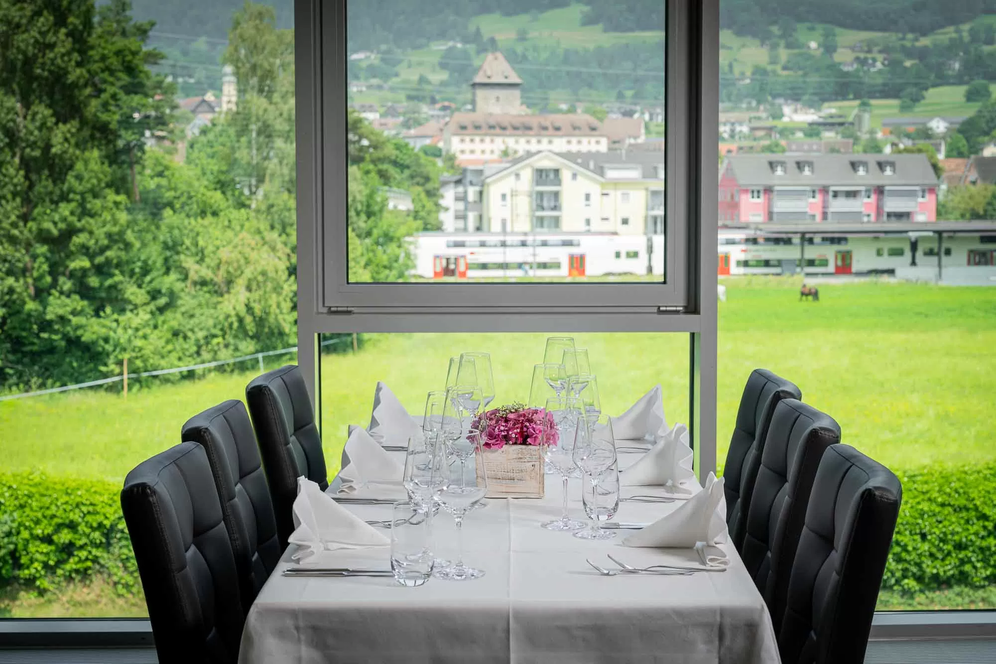 Gedeckter Tisch mit Ausblick im Panorama Restaurant im Swiss Heidi Hotel