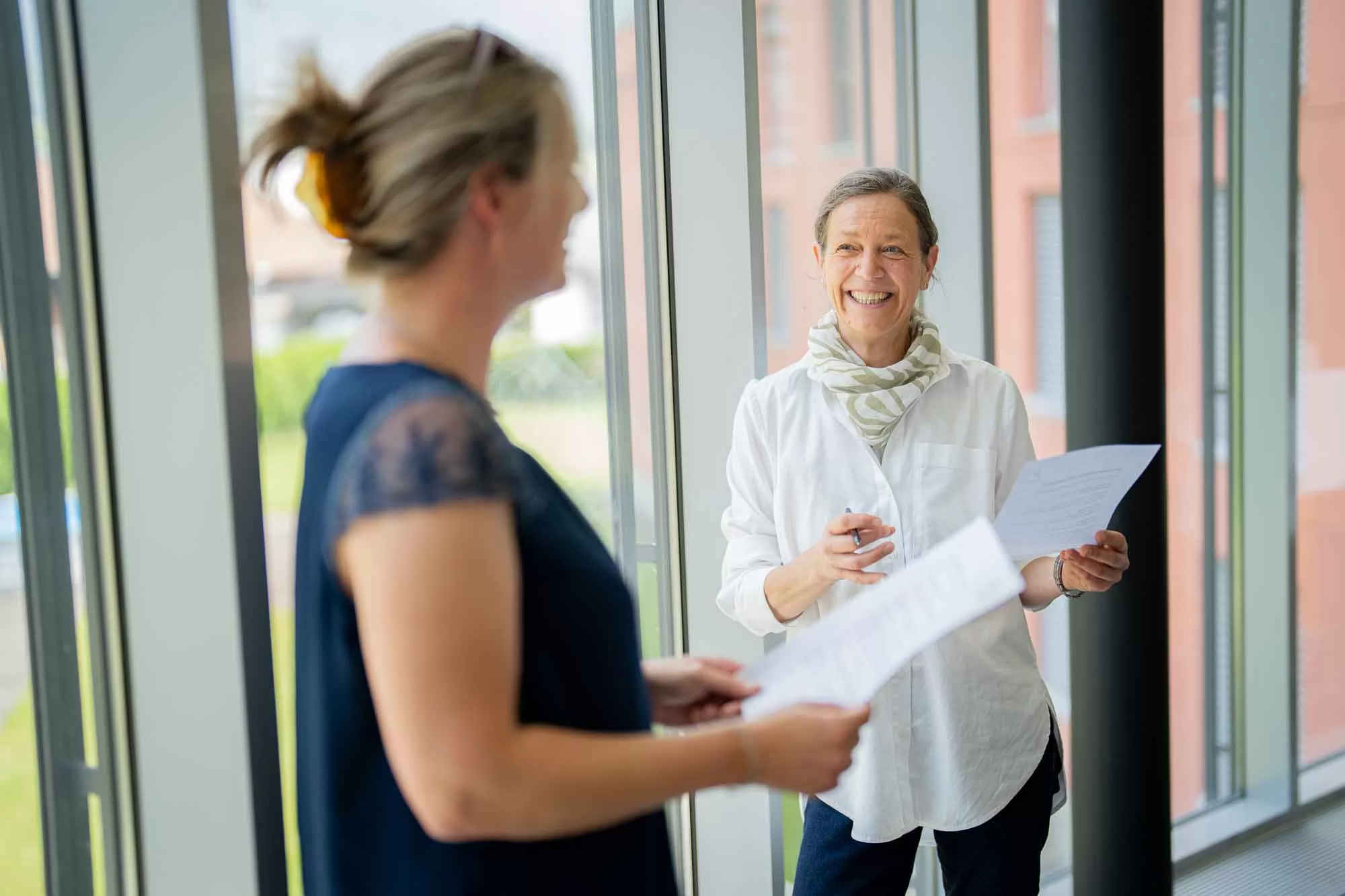 Zwei Personen besprechen gemeinsam Notizen im Seminarraum des Swiss Heidi Hotels
