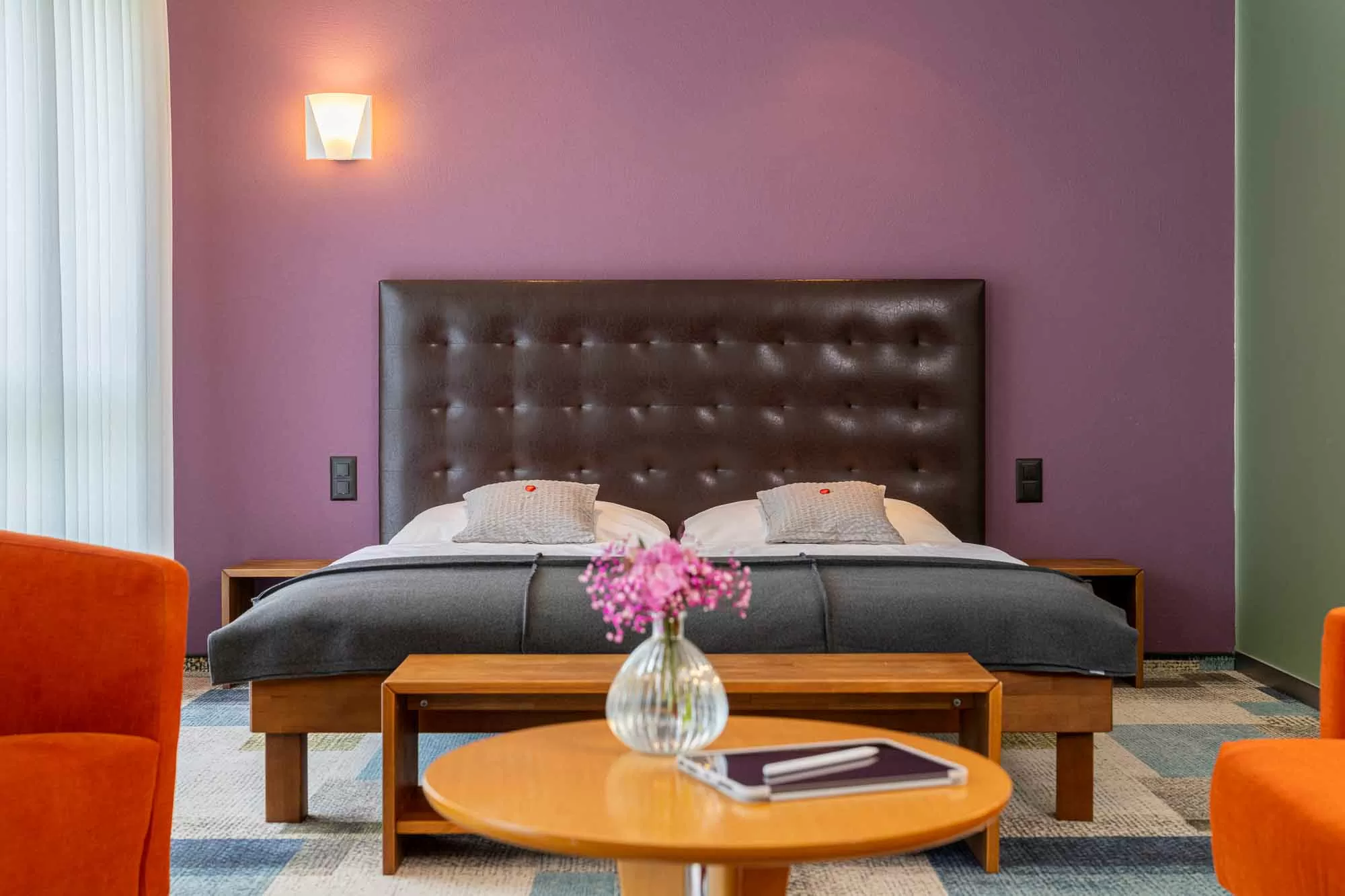 Komfortable, modern eingerichtete Suite mit Doppelbett im Swiss Heidi Hotel